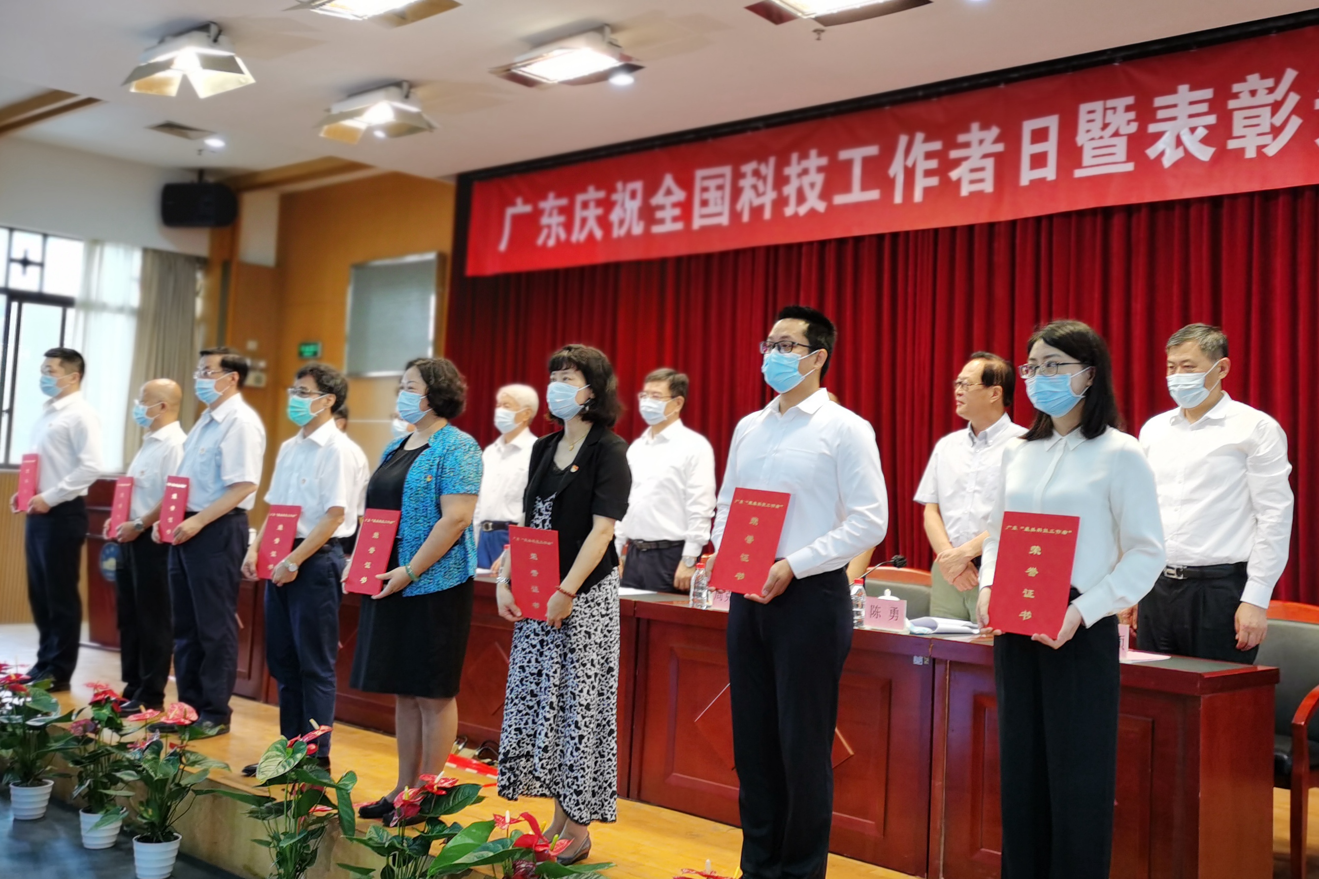 尹凌副研究员获颁广东“最美科技工作者”